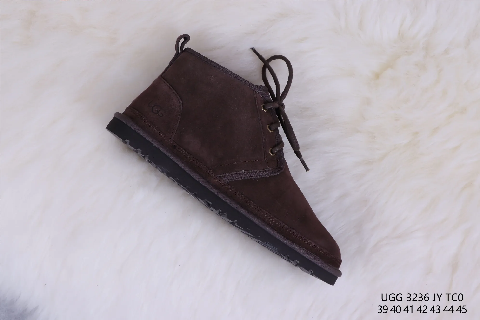 💰520 UGG 3236 Maroon M Neumel Product Description: As an extension of the classic series, the low-profile outsole and upper of the classic lightweight series are inspired by classic styles, presenting the comfort and luxury of UGG. Upper: cow leather, soft suede upper. Insole: 17mm UGGpure™ wool cushioning foam insole. Sole: Treadlite by UGG™ Light wing technology outsole - non-slip, cushioning, wear resistance, and good elasticity Heel: Brand LOGO on the side Size: 39 40 41 42 43 44 45
